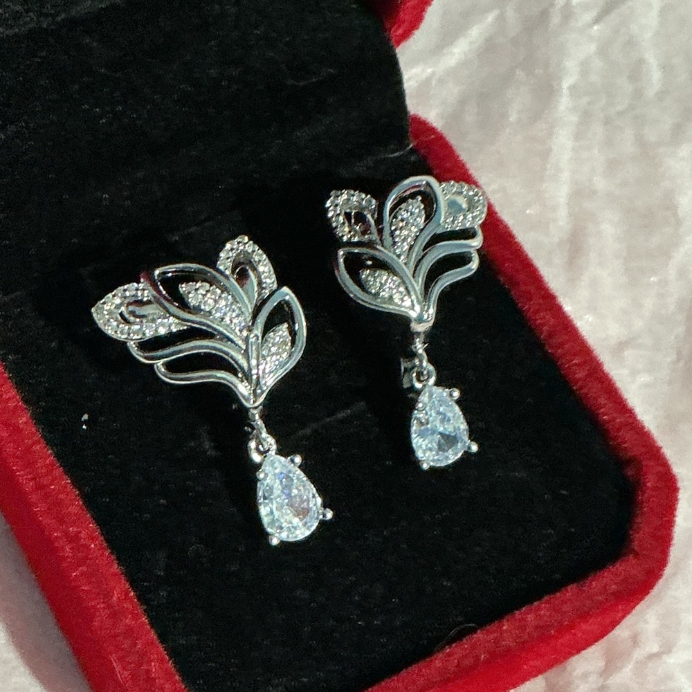 🌸Sparkling Floral Cz Diamond Lever back Drop Earrings